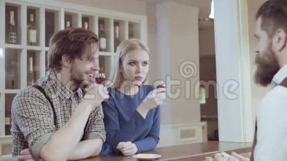 漂亮优雅的年轻夫妇在餐厅喝鸡尾酒帅哥情侣在咖啡馆里调情爱情视频的预览图