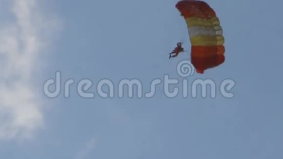 在降落伞上飞行视频的预览图