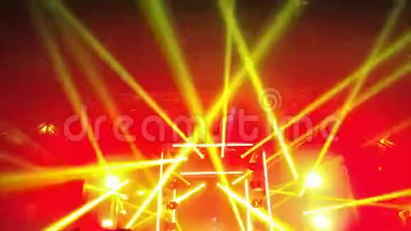 在一个大型音乐节上灯光显示黄色和红色的闪光视频的预览图
