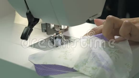 缝纫机结束缝制两种织物最后阶段视频的预览图