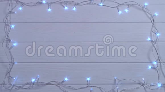 蒙克普雪白色圣诞花环燃烧着明亮的颜色顶部视图视频的预览图