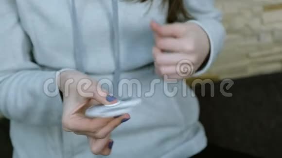 有玩具旋转器的年轻女人女性手中的玩具旋转器玩具不断地掉落视频的预览图