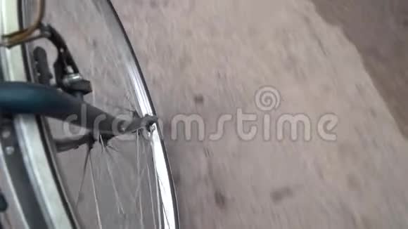 自行车轮运动道路视频的预览图