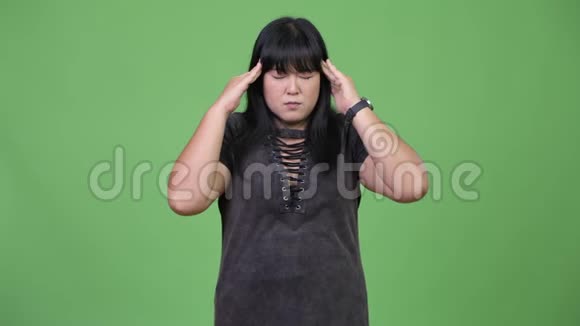 美丽的超重亚洲女人头痛视频的预览图