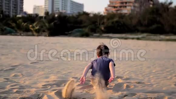 一个孩子正在沙滩上玩视频的预览图
