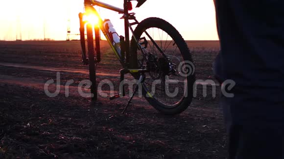 男子骑自行车开始训练锻炼日落时间视频的预览图
