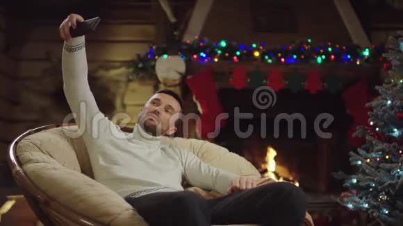 圣诞之夜成年男子在智能手机上自拍视频的预览图