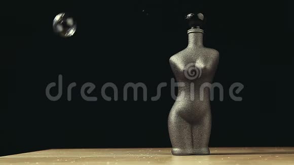 泡泡女人剪影瓶深色背景高清镜头视频的预览图