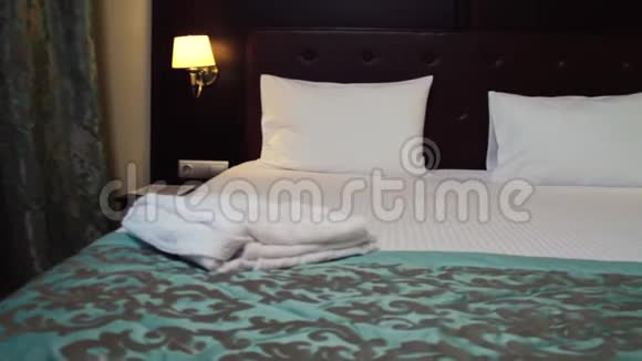 旅馆房间场景漂亮的双人床酒店客房视频的预览图