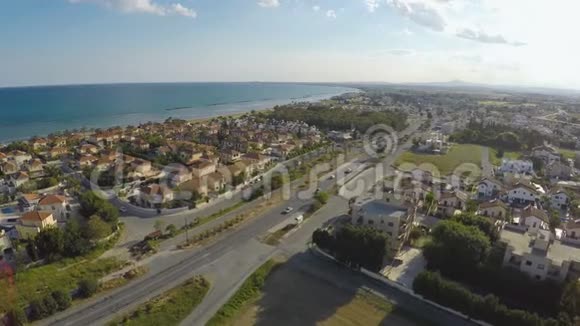 位于地中海海岸线上的别墅小镇的鸟瞰景观房地产视频的预览图