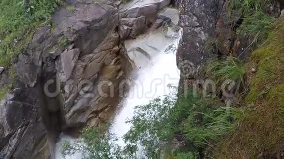 布里亚蒂亚河上美丽的瀑布视频的预览图