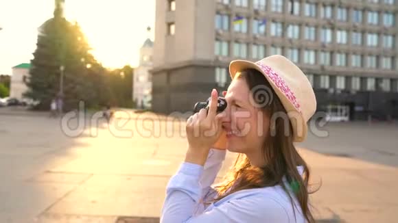 三合一视频女孩正在城市里走来走去用摄像机拍摄风景视频的预览图