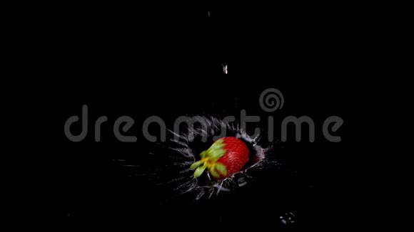 草莓落在黑色背景的水里视频的预览图