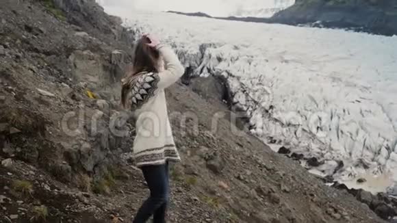 探索冰岛风景优美的地方的年轻美女在Vatnajokull冰川泻湖附近的山脉徒步旅行视频的预览图