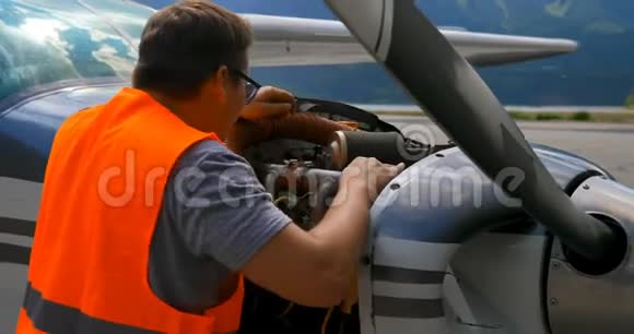 工程师维修飞机发动机4k视频的预览图
