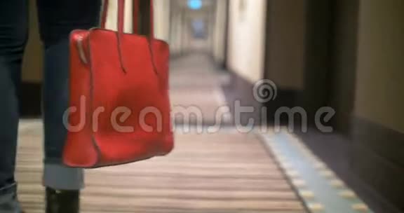 女性手中的红色袋子视频的预览图