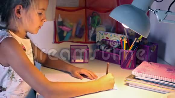 女孩在书桌前画一幅画视频的预览图