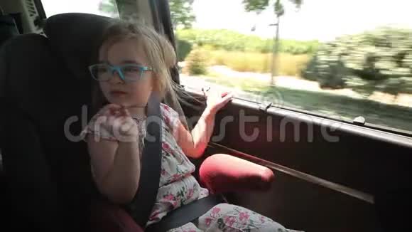 小女孩正坐在车里视频的预览图