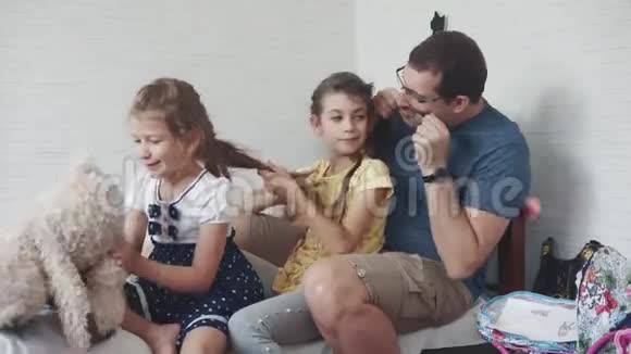 爸爸和两个小女儿在家父亲花时间和孩子在一起父亲和女儿最好的朋友视频的预览图
