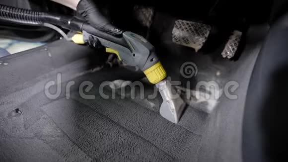 瓦舍曼正在铺汽车地毯在车库里用泡沫清洗汽车内部戴着手套视频的预览图