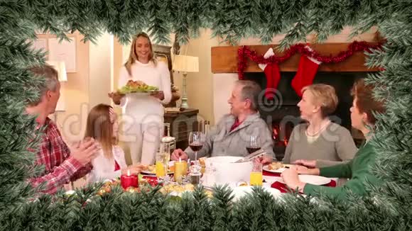 圣诞树与家庭晚餐接壤视频的预览图