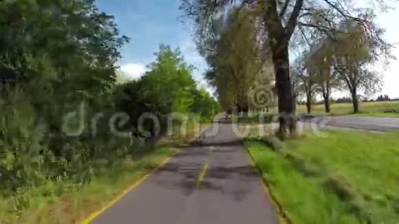 匈牙利Heviz和Keszthely小镇之间的公路视频的预览图