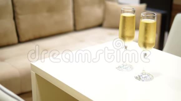 豪华酒店内部一间模糊的背景卧室上有两杯香槟视频的预览图