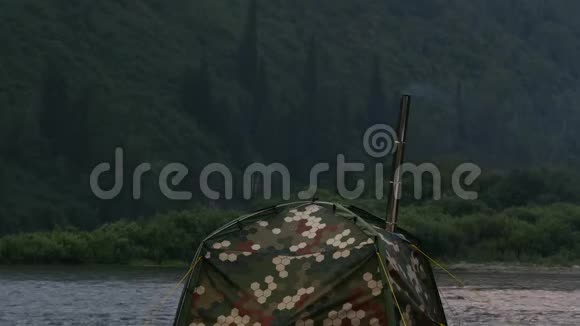 在河岸上的露营帐篷商队和野营旅行4K视频的预览图