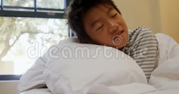 睡在床上的男孩4k视频的预览图