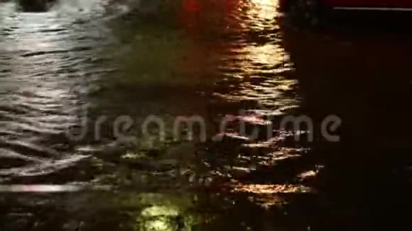 洪水街道夜间下雨以摩托车和汽车为背景视频的预览图