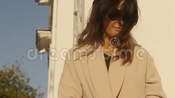 优雅的女人穿着外套和太阳镜视频的预览图