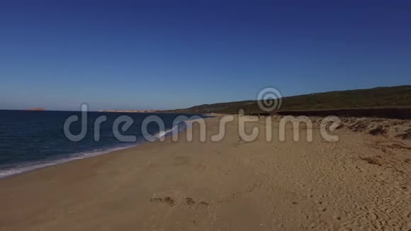 美丽的空中全景与无人驾驶飞机在撒丁岛的著名海滩与伊索拉罗斯萨和卡塞尔萨多后面视频的预览图
