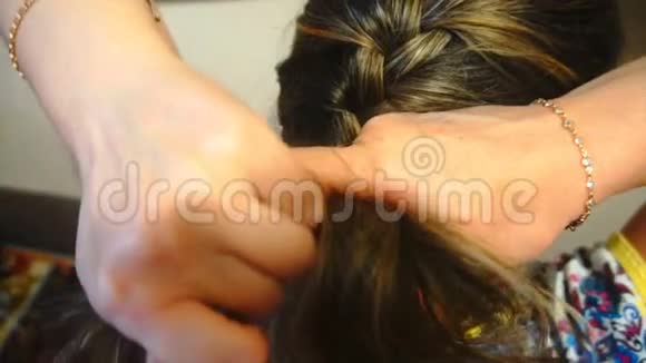 女人梳辫子慢动作视频的预览图