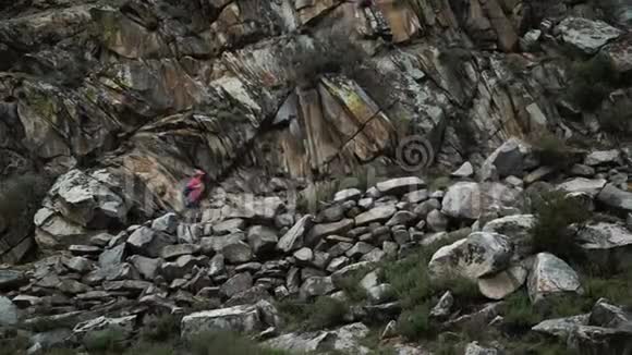 带背包登山石的女游客50英尺视频的预览图