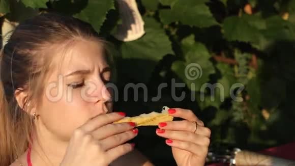 女孩在户外吃瓜视频的预览图