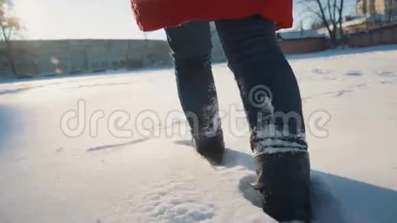 女孩的脚在雪地里行走视频的预览图