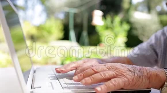 老人使用笔记本电脑视频的预览图