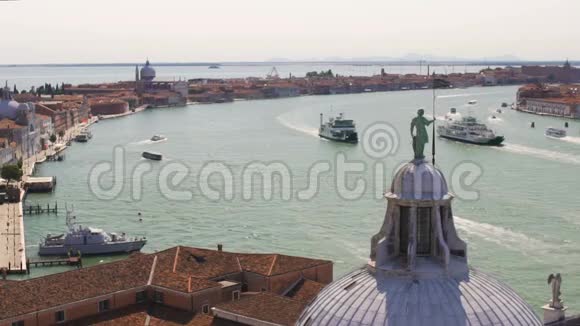 威尼斯海岸历史建筑的海洋城市景观视频的预览图