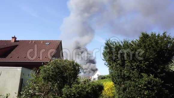 房子在燃烧火烟云视频的预览图