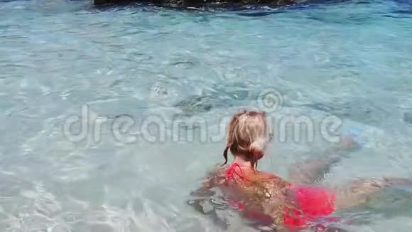 安斯马伦游泳池的女人视频的预览图