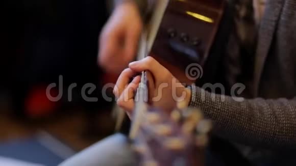 音乐家弹吉他视频的预览图