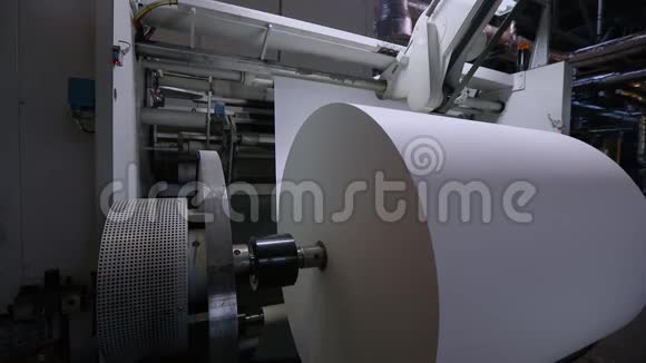 生产壁纸用大卷纸是生产壁纸的现代化工厂视频的预览图