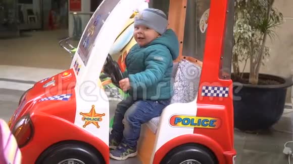 街头蓝色玩具车广告汽车吸引慢动作视频的预览图