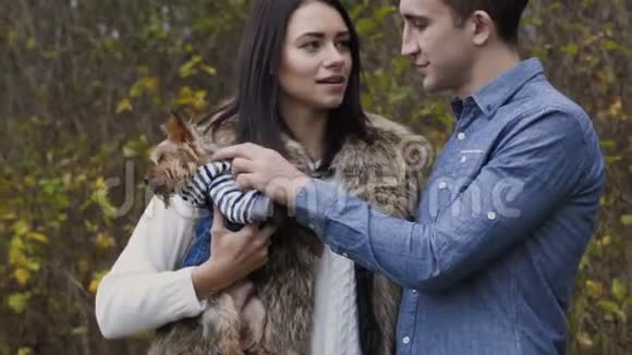 恋爱中的夫妇在森林里散步和他们的宠物玩得很开心视频的预览图