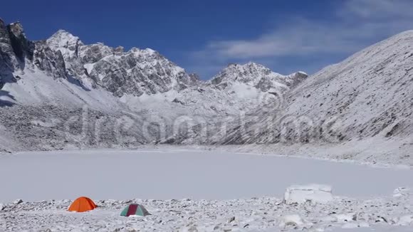 露营帐篷雪冻湖喜马拉雅山全景旅游4k视频的预览图