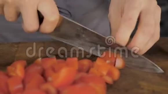 厨师在木板上切熟的番茄视频的预览图