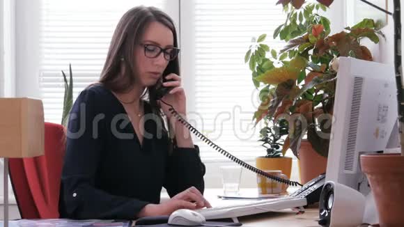 在呼叫中心工作的女接待员在电脑上打电话视频的预览图