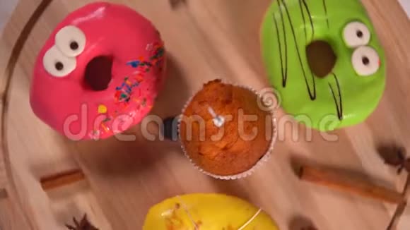 五颜六色的环形甜甜圈和眼睛视频的预览图