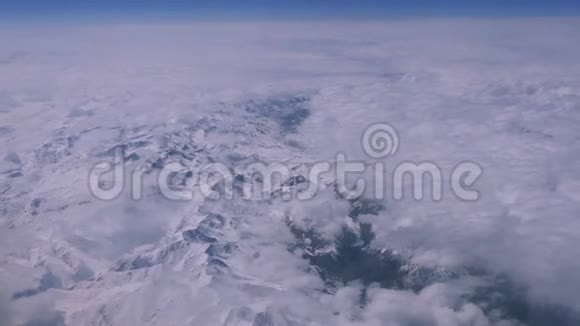 飞机飞机飞行雪山云游4k视频的预览图