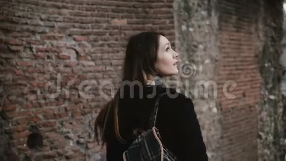 穿着黑色外套的女游客正穿过罗马论坛的桥女孩兴奋于意大利罗马古城视频的预览图